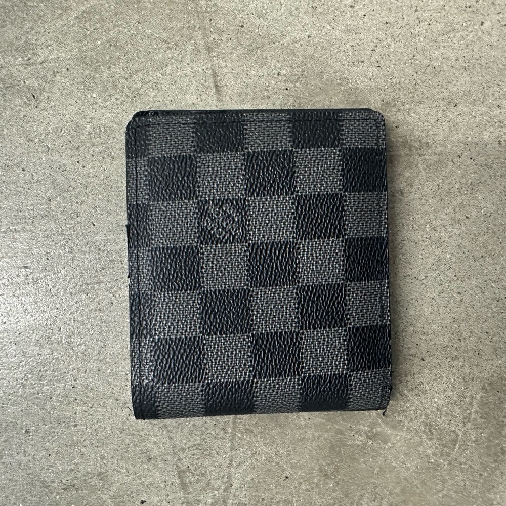 Louis Vuitton wallet 
Used 
Good condition